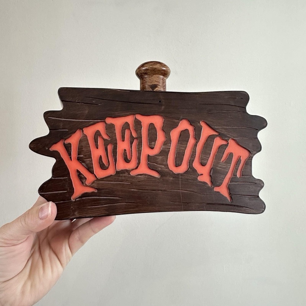 Gemmy Motion Activated KEEP OUT Halloween Sign Lights up Screaming Evil Laughter